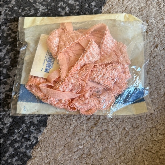 La Perla 34B Lace Bra, underwire, coral - no padding - Italy Size 2. - Picture 6 of 7